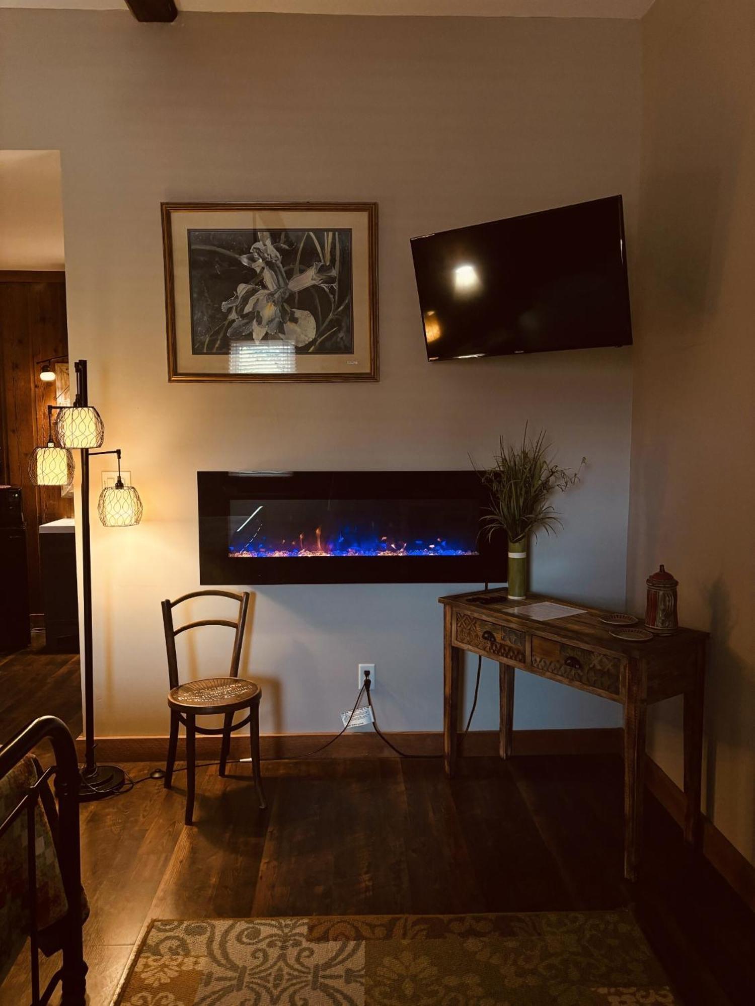The Iris Garden Downtown Cottages And Suites Nashville Room photo