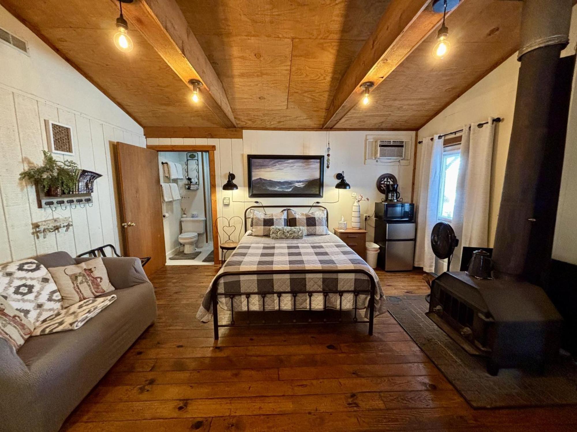 The Iris Garden Downtown Cottages And Suites Nashville Room photo