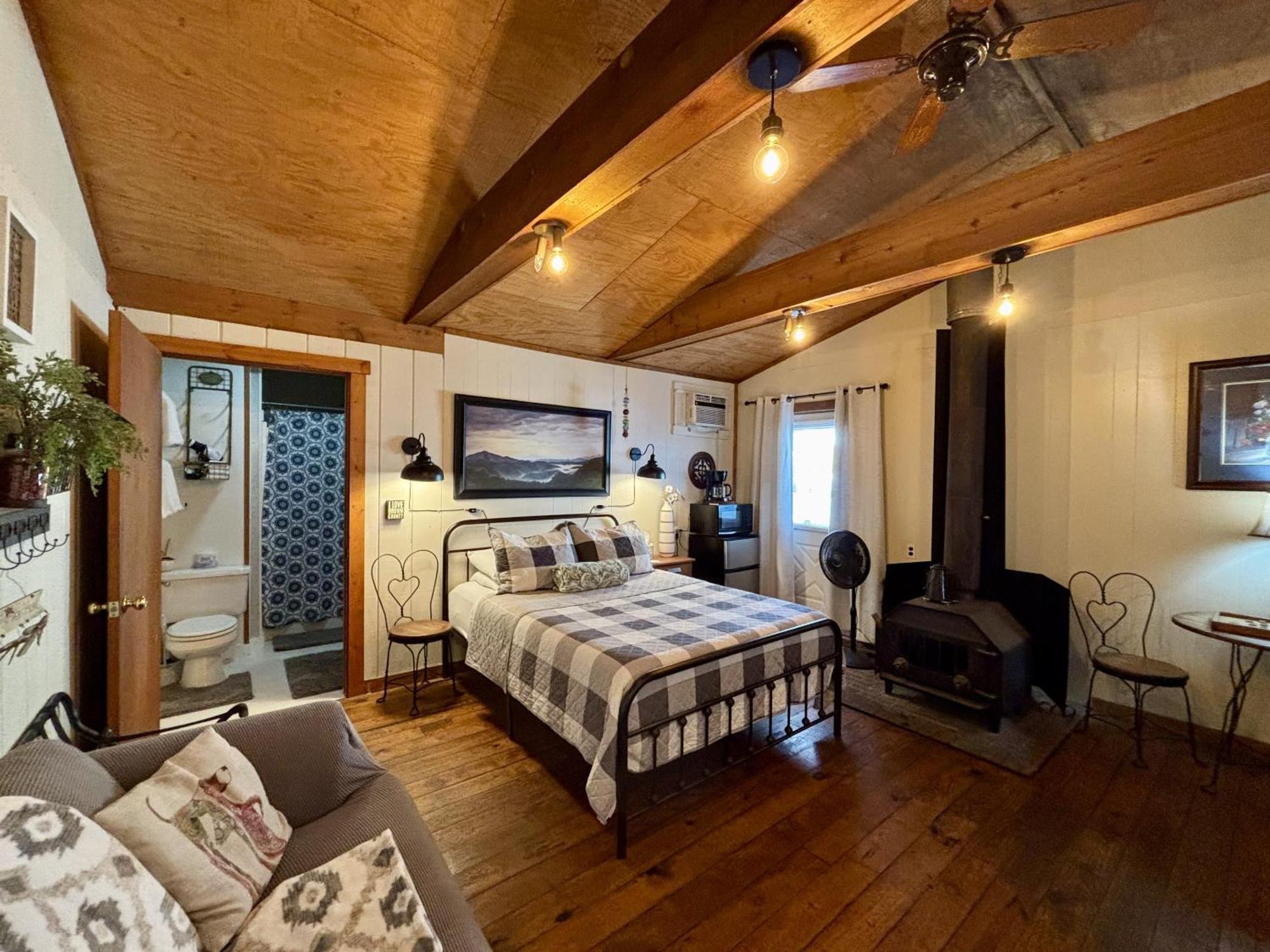 The Iris Garden Downtown Cottages And Suites Nashville Room photo