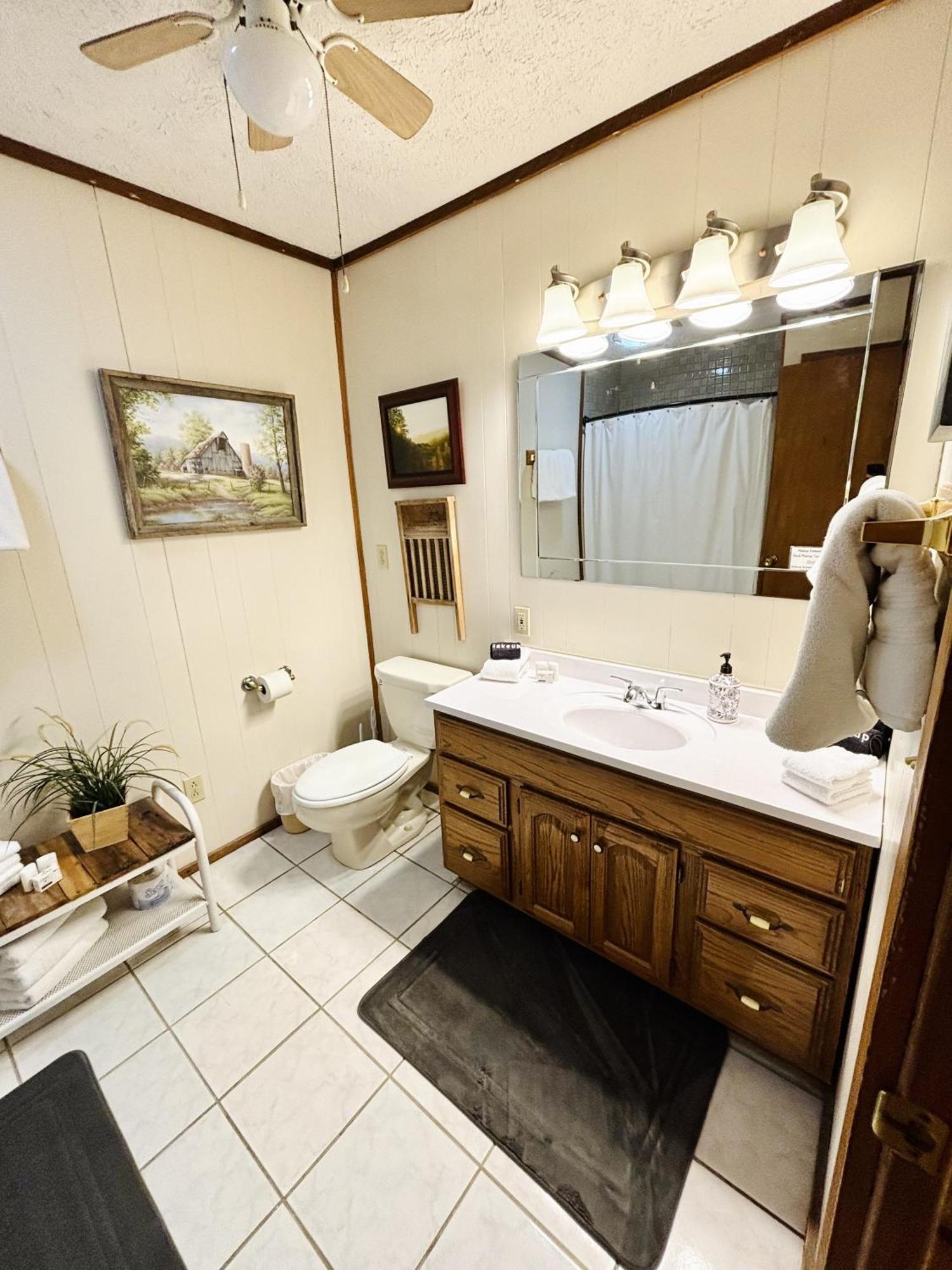 The Iris Garden Downtown Cottages And Suites Nashville Room photo