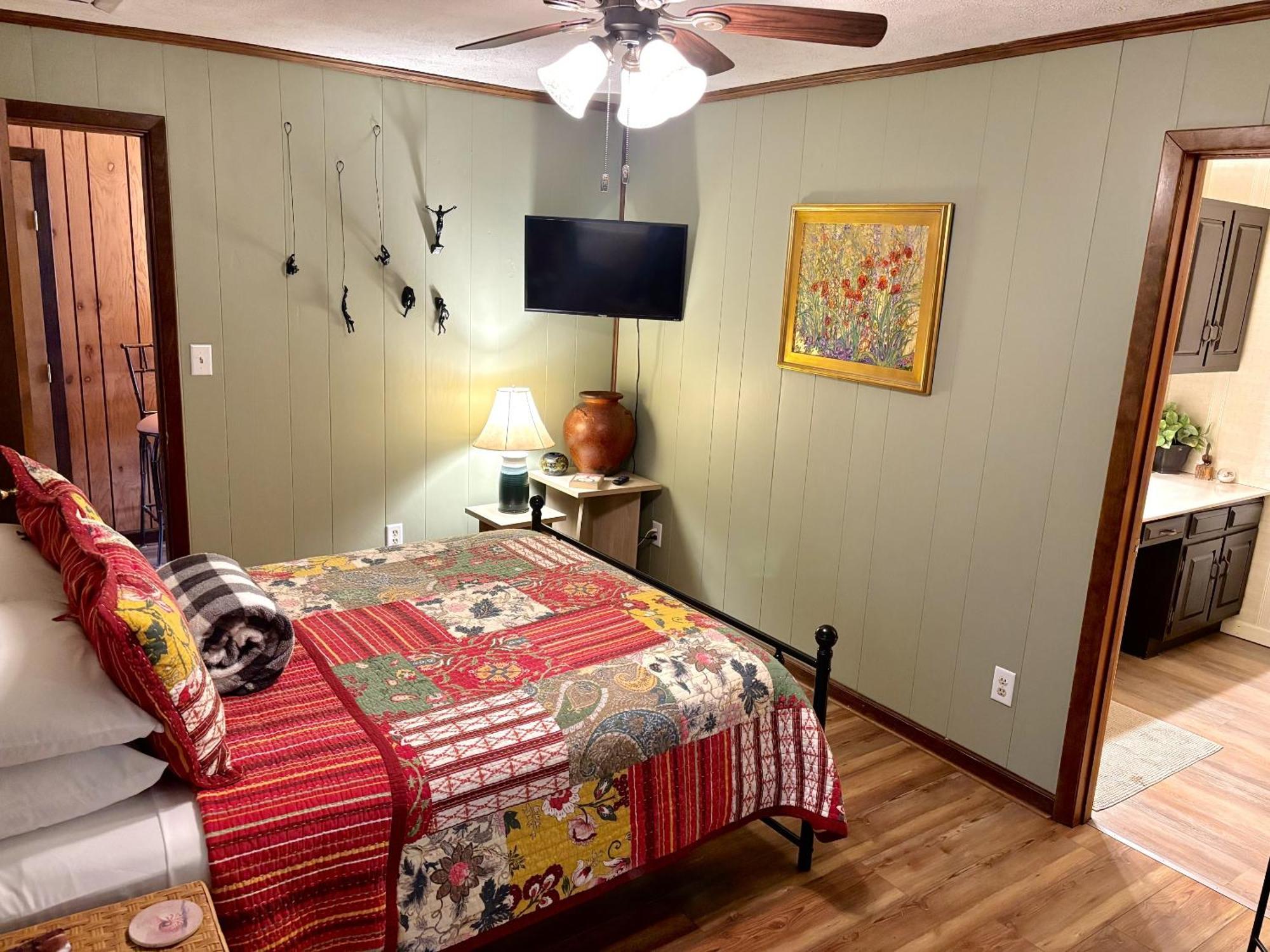 The Iris Garden Downtown Cottages And Suites Nashville Room photo